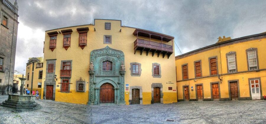 Las Palmas: Private Old City Guided Walking Tour with Tapas - Small-group pacing: how to get the best results