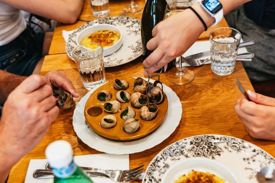 Le Marais Walking Food Tour with Cheese, Wine & Pastries - The restaurant stop: why it’s not just an extra stop