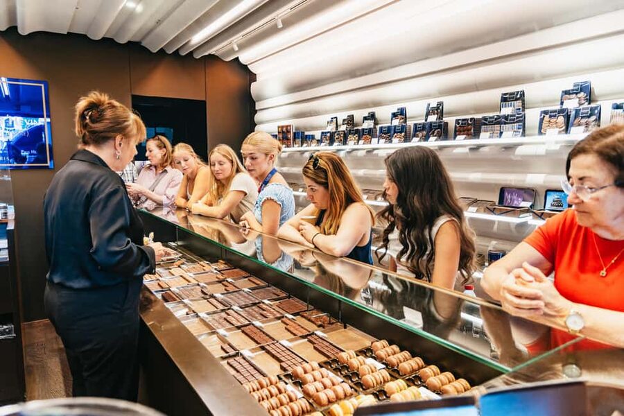 Le Marais Walking Food Tour with Cheese, Wine & Pastries - Small-group format: what max 10 actually changes