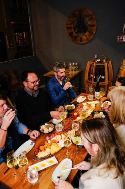 Lisbon: Premium Wine and Tapas Tasting Session - The wine flight: five boutique Portuguese pours (and sometimes surprises)
