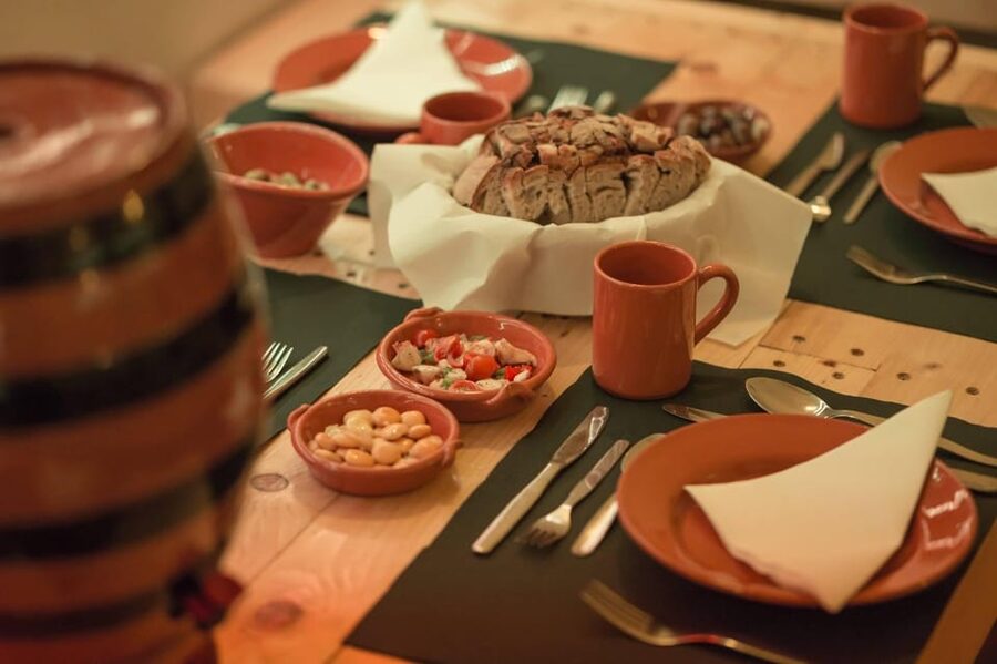 Lisbon: Tapas & Drinks with Fado Live Performance - The venue vibe: cozy, dim lighting, and vinyl-lined Fado atmosphere