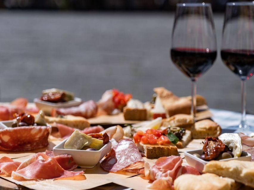 Lucca: 3-Hour Bikes & Bites Foodie Adventure like a Local - Squares, churches, and the towers that define Lucca