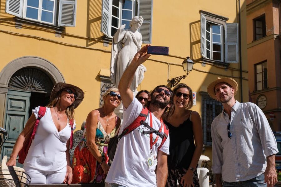 Lucca: 3-Hour Bikes & Bites Foodie Adventure like a Local - Green walls of Lucca: why that feature is more than a photo spot