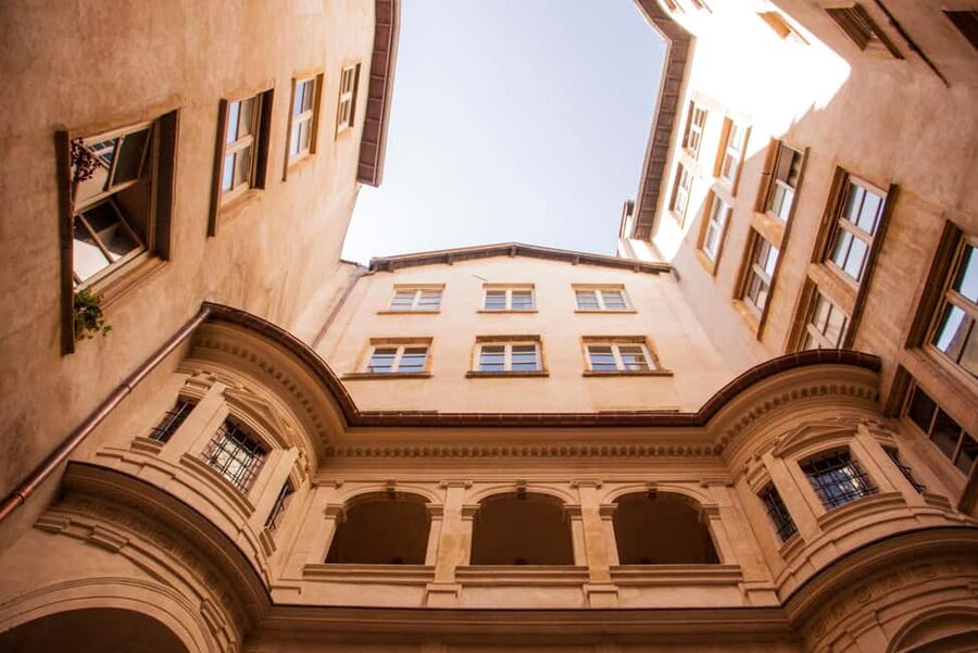 Lyon: Old Town Food Tour with 6 French Food Tastings & Wine - How the guides shape the whole experience