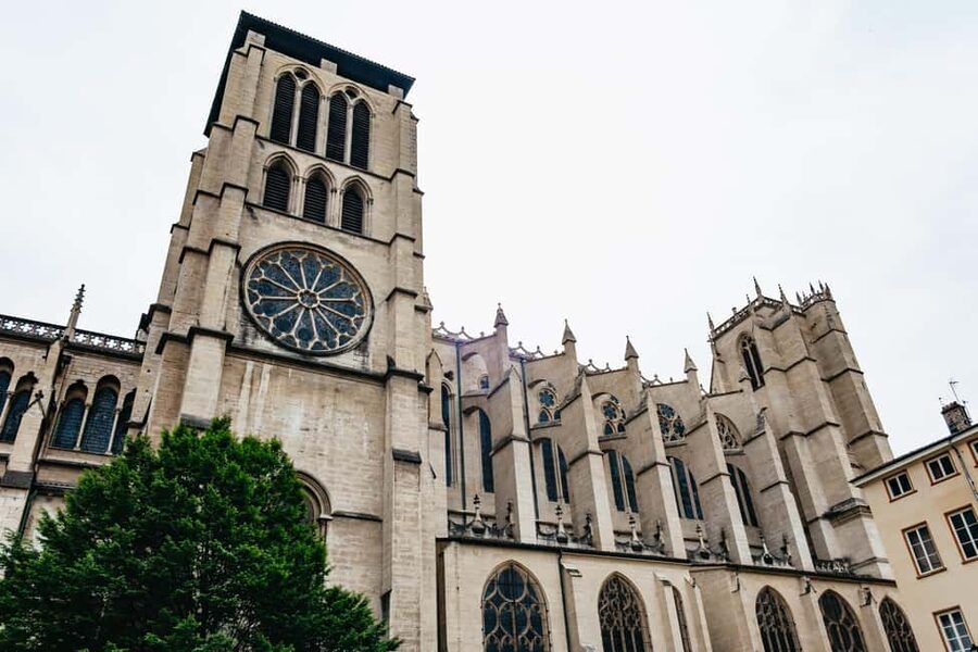 Lyon: Vieux Lyon Food Tasting Walking Tour - Finding your guide at Monseigneur Lavarenne and starting the old streets