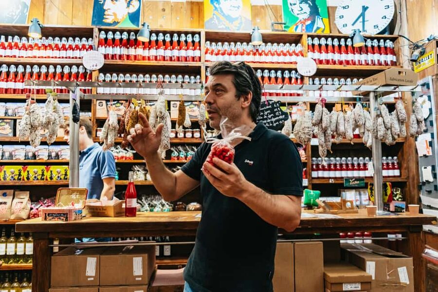 Lyon: Vieux Lyon Food Tasting Walking Tour - The 4-hour format: what 5 stops and 14 tastings actually feels like