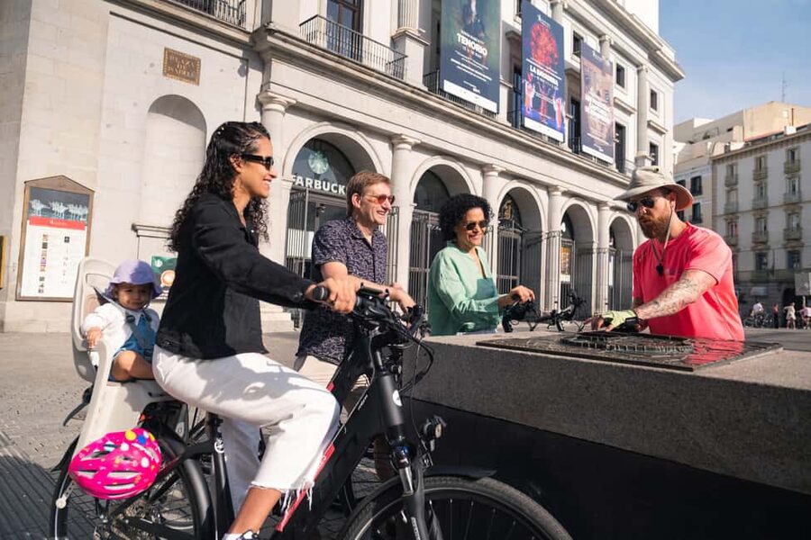 Madrid: 3 h. Guided Highlights Bike Tour with Optional Tapas - Plaza de Oriente to Puerta de Alcalá: royal Madrid and quick photo moments