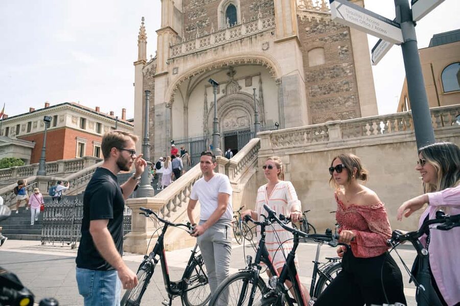 Madrid: 3 h. Guided Highlights Bike Tour with Optional Tapas - Bikes, pace, and fitness: will you enjoy the 11 km?