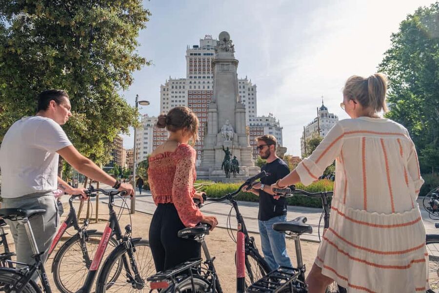 Madrid: 3 h. Guided Highlights Bike Tour with Optional Tapas - Where the tour starts at Tim Bikes (easy to find, easy to access)