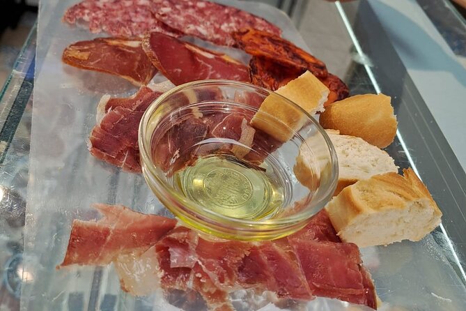 Madrid Food Tour: Tapas, Drinks and Delights with a Local - Murales de Antonio Mingote: street art and Madrid cured meats