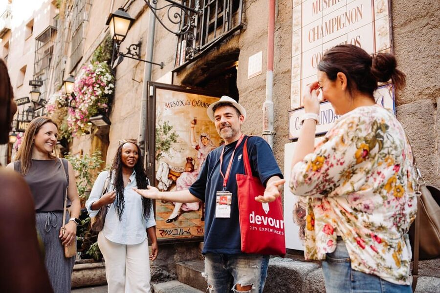 Madrid: Tapas, Taverns & History Tour - Royal Palace area walk: 35 minutes that make Madrid make sense