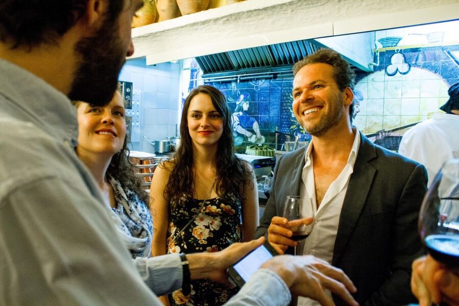 Madrid: Tapas & Wine Tasting Tour with Local Guide - How the guide turns bar-hopping into Madrid understanding