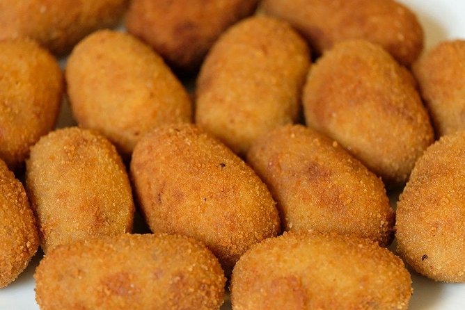 Malaga Market Food Tour: Tapas, Drinks, and Local Flavors - Stop 1: Atarazanas meeting point and first tastings near 29005
