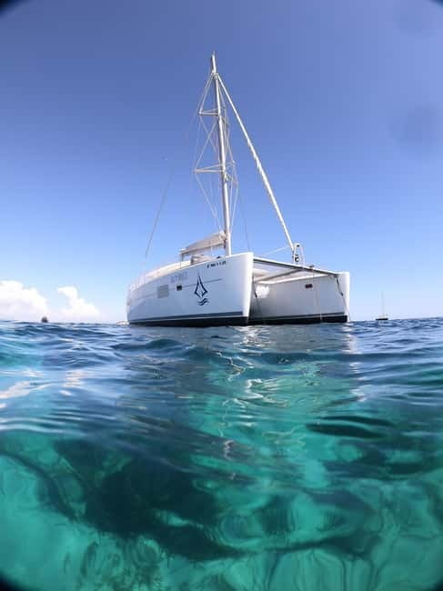 Mallorca: Catamaran Boat Tour with Tapas - From the meeting point to the catamaran: getting on without stress