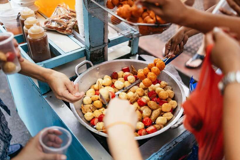 Manila: Street Food and Drinks Walking Tour with Tastings - Binondo street food: why this tastes like real Manila