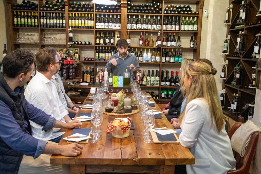 Marbella: Tour of the Old Town with Tapas & Wine - Optional shopping without the hard sell