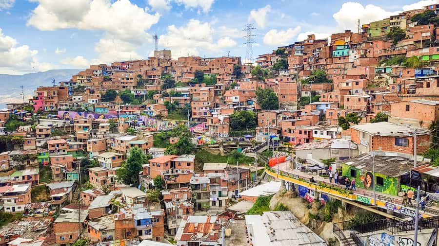 Medellin: Comuna 13 Graffiti Tour, Cable Car & Street Food - How Comuna 13, the Metrocable, and food fit together