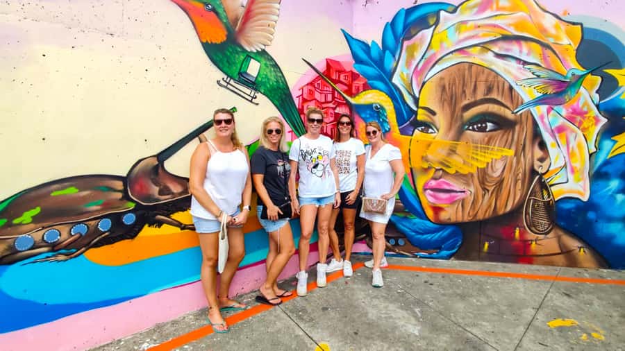 Medellin: Comuna 13 Graffiti Tour, Cable Car & Street Food - Getting there from Poblado: metro, Metrocable, and a public-bus switch