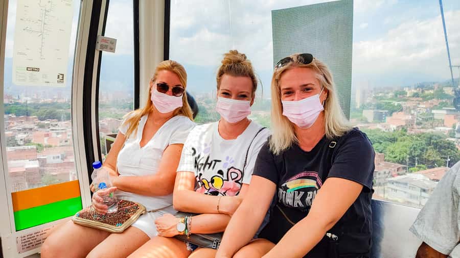 Medellin: Comuna 13 Graffiti Tour, Cable Car & Street Food - Scenic views on the way: quick sight stops that change your perspective