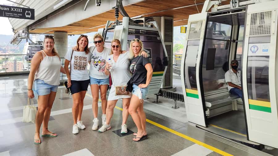 Medellin: Comuna 13 Graffiti Tour, Cable Car & Street Food - The viewpoint bar and your included drink: end the day with locals