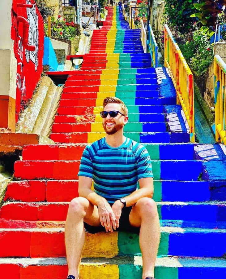 Medellín: Comuna 13 True Story and Street Food Tour - Escalators, viewpoints, and the 3-photo-stop rhythm