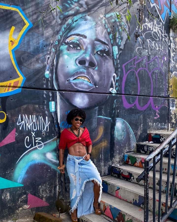 Medellín: Comuna 13 True Story and Street Food Tour - The big hour: free time, shopping, and more tasting