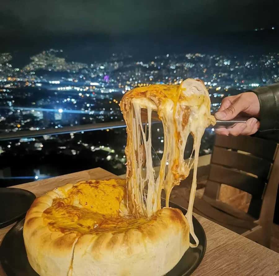 Medellin: tasting Street Food with Rooftops of El Poblado - Los Famosos del Poblado: the mid-tour moment where stories add flavor