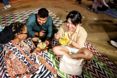 Mumbai Street Food & Bazaar Tour with Local Transport - Girgaon Chowpatty: The Beach Stop That Feeds Your Appetite