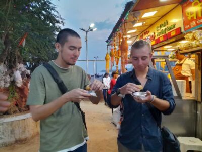 Mumbai Street Food Tour with Evening Bazaar Walk - The snack challenge setup: how they keep you eating without getting overwhelmed