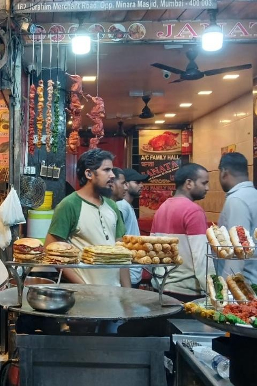 Mumbai Street Food Tour with Evening Bazaar Walk - Bhuleshwar market and the Jain temple pause