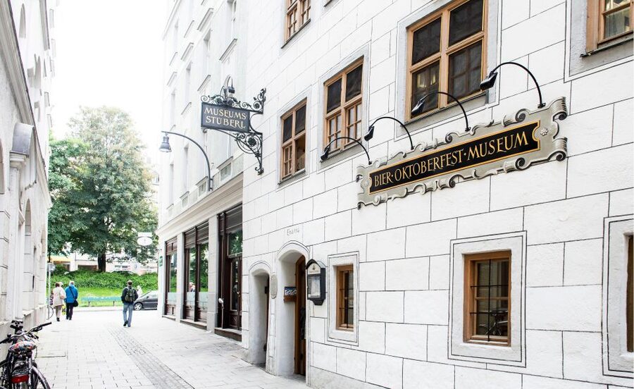 Munich: Guided Food Walking Tour with Beer Tasting - The market stop: Viktualienmarkt and a butchers’ surprise