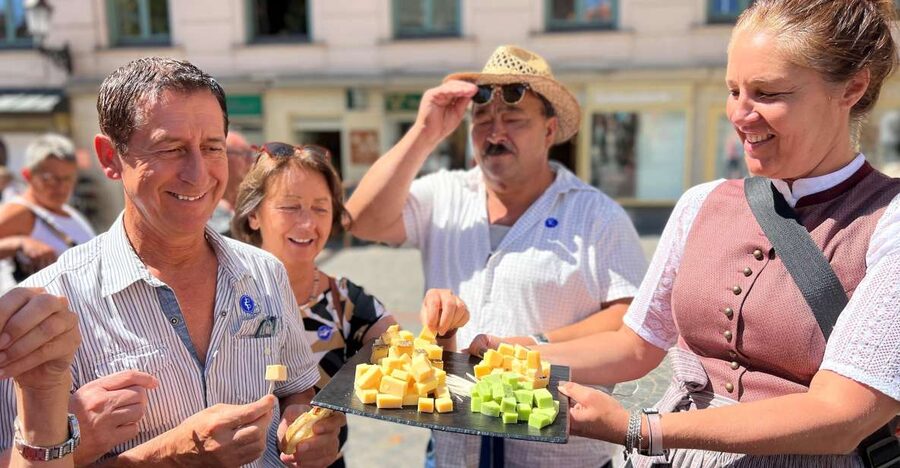 Munich: Viktualienmarkt Food Tasting Tour in German - What You’ll Taste: Sausages, Pretzels, Bavarian Antipasti, and More