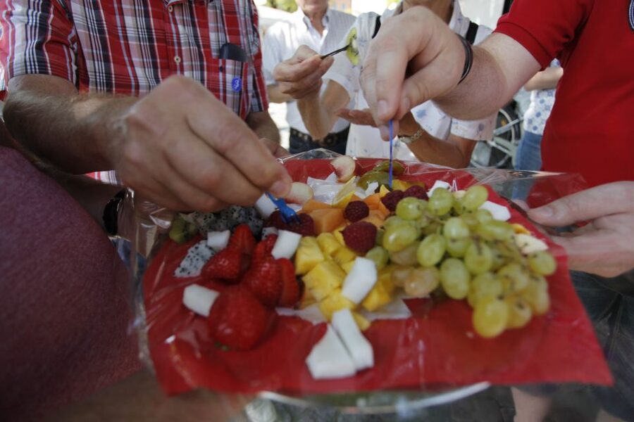 Munich: Viktualienmarkt Food Tasting Tour in German - The Market Experience: Learning While You Walk