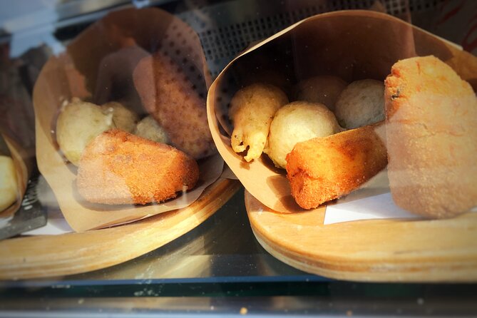 Naples' Ultimate Street Food Tour - Small Group by Do Eat Better - Pizza a Portafoglio on Via dei Tribunali: Hot, Folded, and On the Move