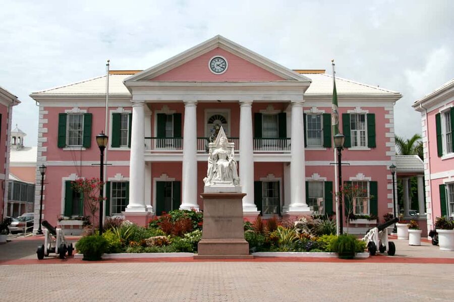 Nassau: E-Scooter Tour with Food Tasting and Local Drinks - Junkanoo stops at the National Art Gallery