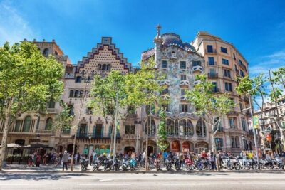Night Tapas Walking Tour in Barcelona Modernist Area with Small Group and Dinner - Meeting at Av. Diagonal 423 and what the pacing feels like