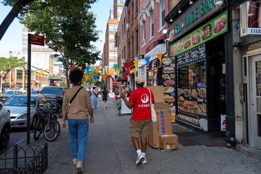 NYC: Brownstone Brooklyn History, Culture and Food Tour - Getting there fast: 61 Bergen Street start and the 1-mile walk