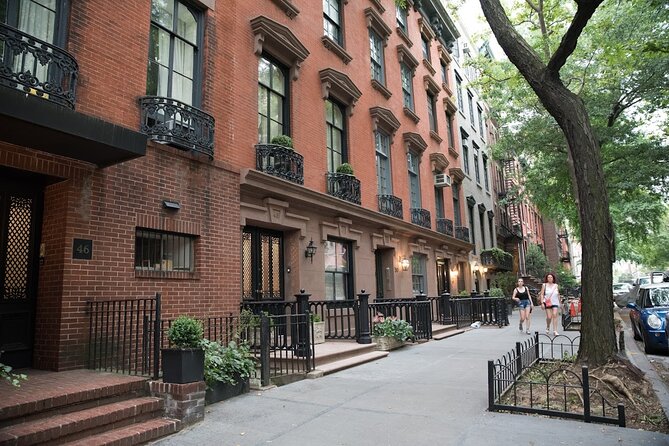 NYC: Greenwich Village Food Tour with 6 Locals Favorites Dishes - Six tastings in Greenwich Village: what each bite adds