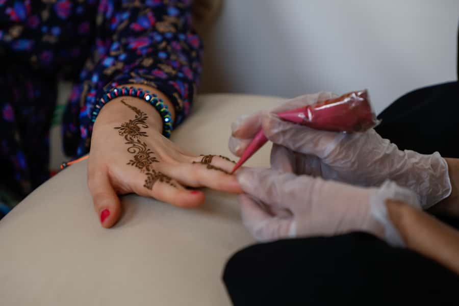 Old Dubai Guided Tour With Photographer: Souks & Street Food - Gold Souk: jewelry focus without the hard sell