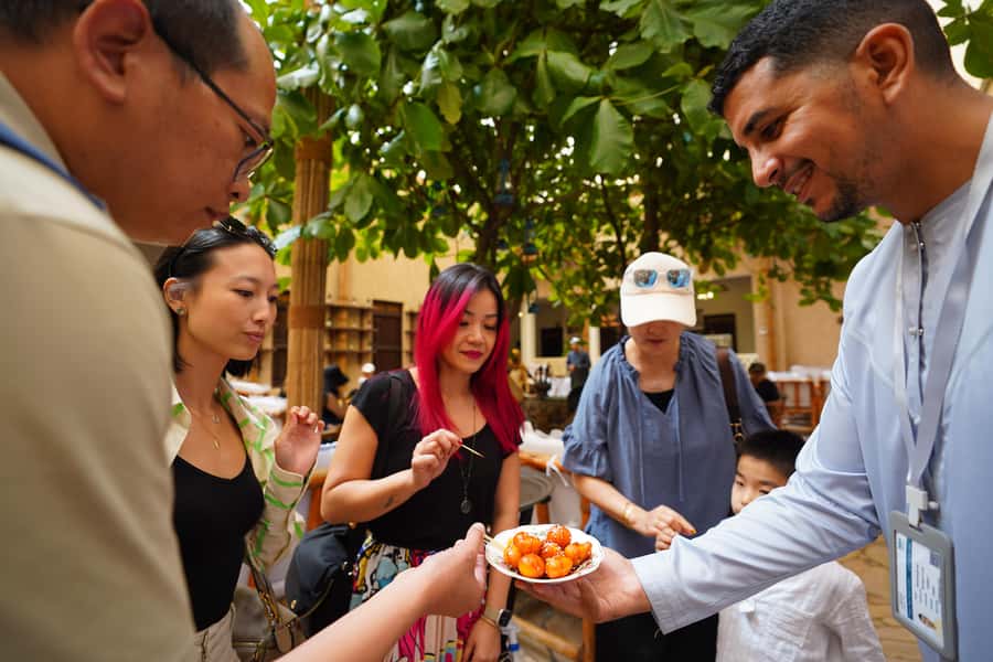 Old Dubai: Premium Guided Tour with Street Food & Abra Ride - Gold Souk: what to expect when you see it up close