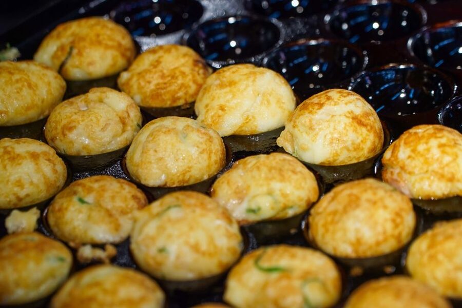 Osaka: Kuromon Market Food Walking Tour (6 stops, 6 tastes) - The first walk segment: a quick hit of Osaka detail