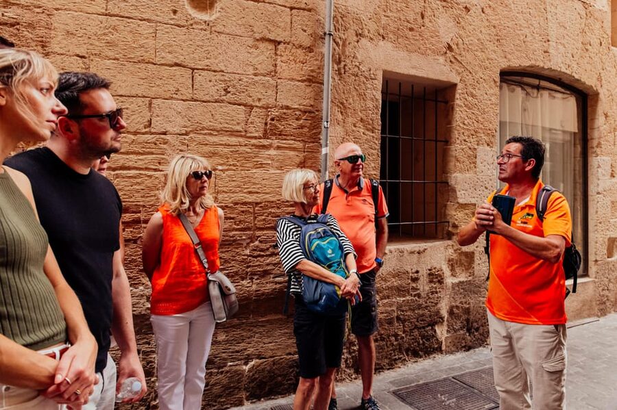 Palma de Mallorca: Foodie Walking Tour of the Old Town - Tapas and Wine on Schedule: When the Tastings Become a Real Meal