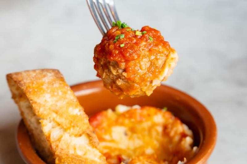 Palma de Mallorca: Gourmet Tapas and Wine Tour - Stop 2: Casa S’Oli and the Old Town feel
