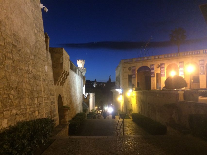 Palma Old Town Sunset Tour and Food Tastings - Where the tour starts: Lennox The Pub and a quick orientation