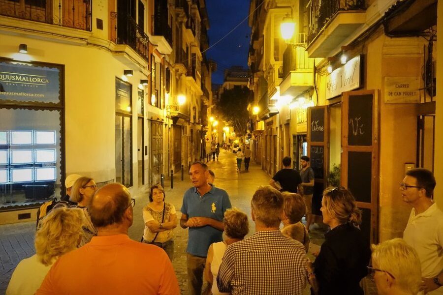 Palma Old Town Sunset Tour and Food Tastings - Plaça de Cort and the ancient olive tree: the square behind the scenes