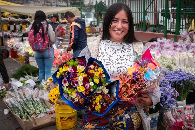 PALOQUEMAO MARKET FOOD TOUR. EXOTIC FRUIT. LOCAL SNACKS. /Min 2 pax - Breakfast and snack stops: the real comfort part of the tour