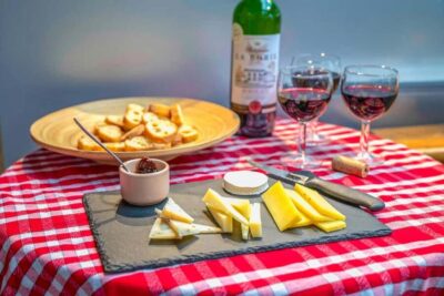 Paris: Champagne and Oysters Food Tour - Stop 1: Oysters and local white wine to launch the evening
