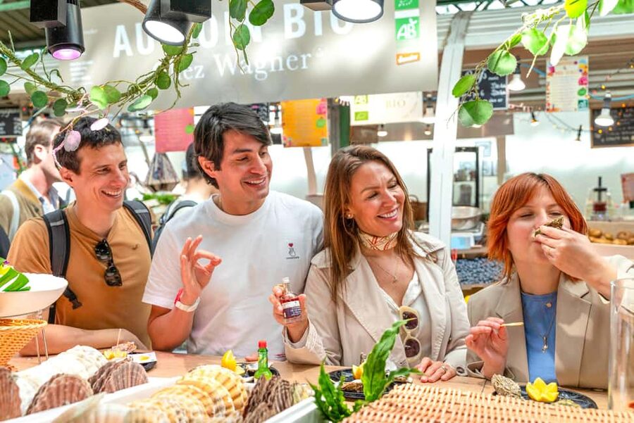 Paris: Champagne and Oysters Food Tour - Stop 3: Street food stop with falafel you can actually finish