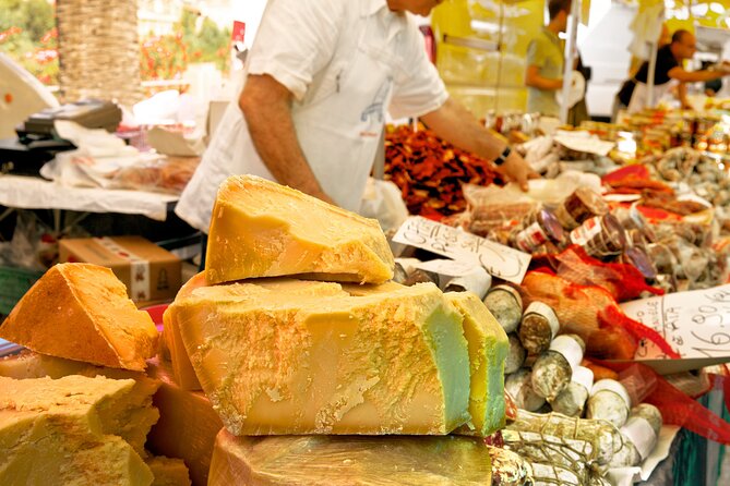 Paris Le Marais: Private French Food & Wine Walking Tour - Stop 3: Le Bistrot de la Place for crispy duck with apples and hazelnuts