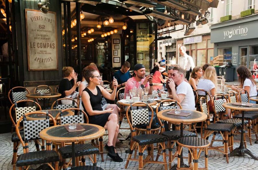 Paris: Montmartre Food Tour with Full Meal - Finishing at Sacré-Cœur: why the climb is worth it
